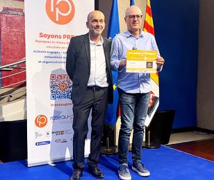 Daniel Margot remet un Prix à Michel Oggero